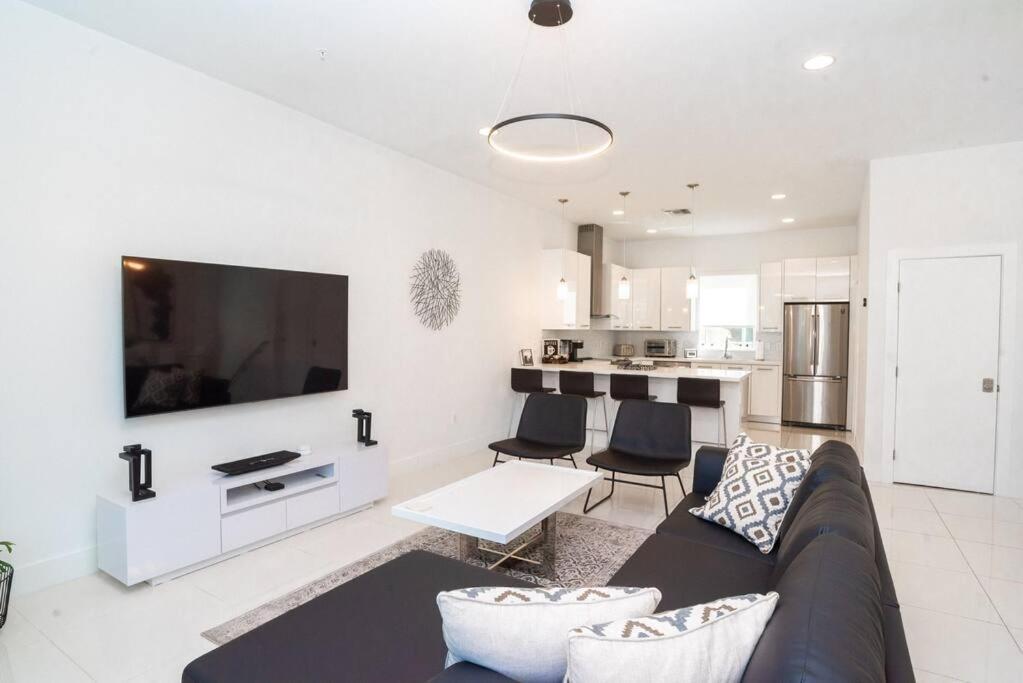 Across The Ocean Few Steps To Beach Contemporary Three Bedroom Townhouse بومبانو بيتش المظهر الخارجي الصورة