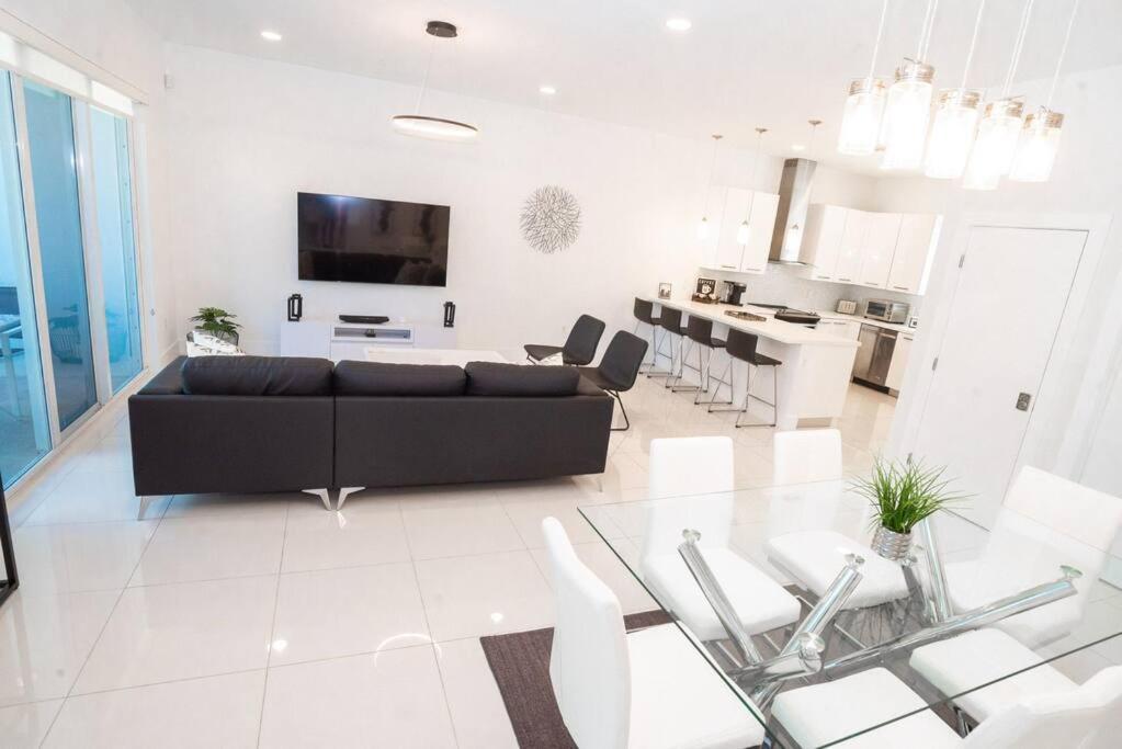 Across The Ocean Few Steps To Beach Contemporary Three Bedroom Townhouse بومبانو بيتش المظهر الخارجي الصورة
