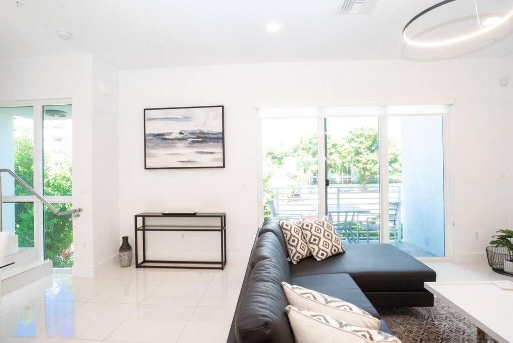 Across The Ocean Few Steps To Beach Contemporary Three Bedroom Townhouse بومبانو بيتش المظهر الخارجي الصورة