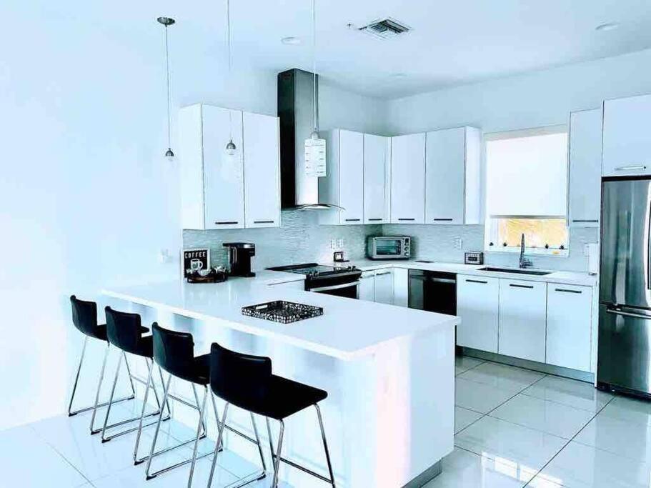 Across The Ocean Few Steps To Beach Contemporary Three Bedroom Townhouse بومبانو بيتش المظهر الخارجي الصورة