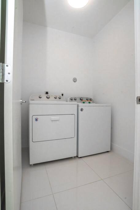 Across The Ocean Few Steps To Beach Contemporary Three Bedroom Townhouse بومبانو بيتش المظهر الخارجي الصورة