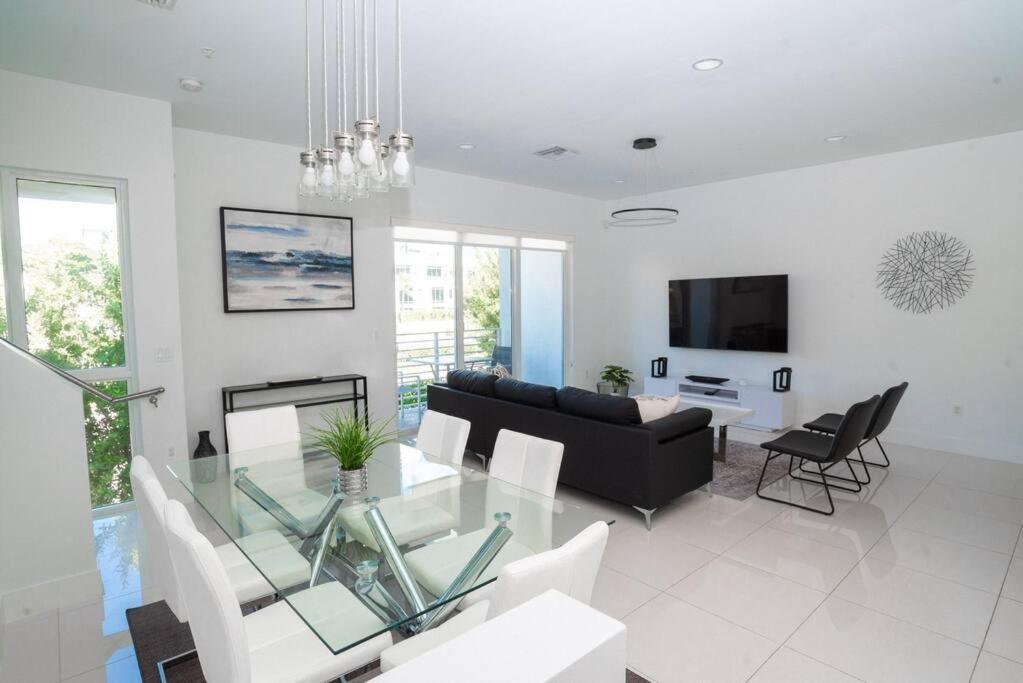Across The Ocean Few Steps To Beach Contemporary Three Bedroom Townhouse بومبانو بيتش المظهر الخارجي الصورة