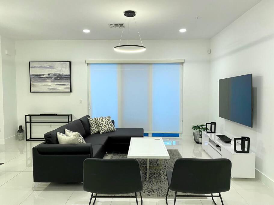 Across The Ocean Few Steps To Beach Contemporary Three Bedroom Townhouse بومبانو بيتش المظهر الخارجي الصورة